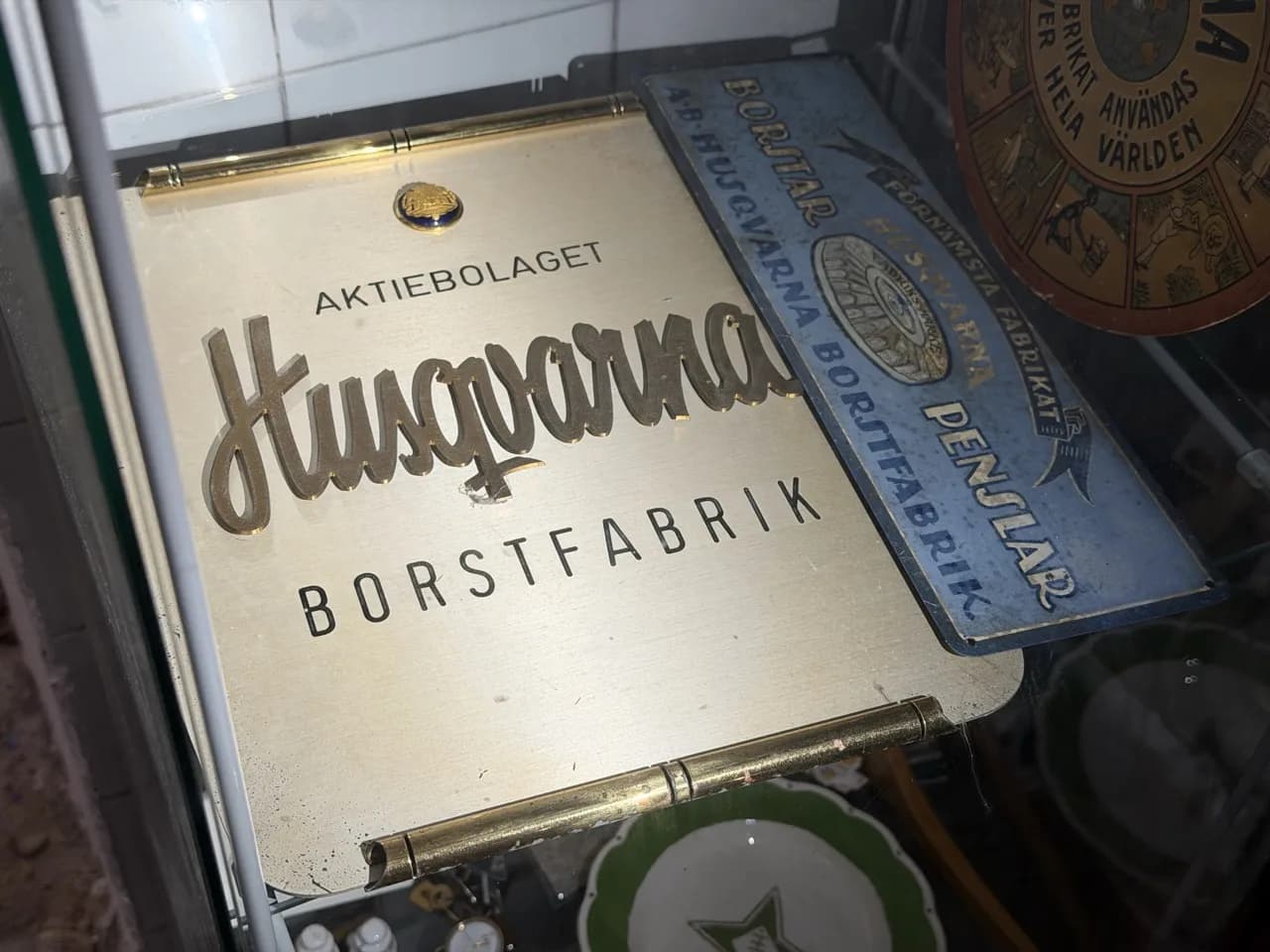 Husqvarna Borstfabrik mässingsskylt