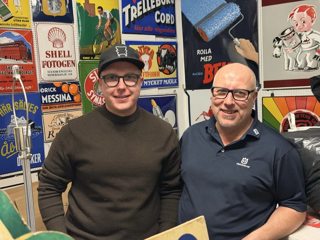 Simon och Jonas bland vintage skyltar och antikviteter